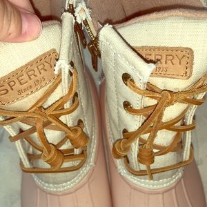 NEVER WORN WOMENS PINK SPERRY RAIN AND SNOW BOOTS!